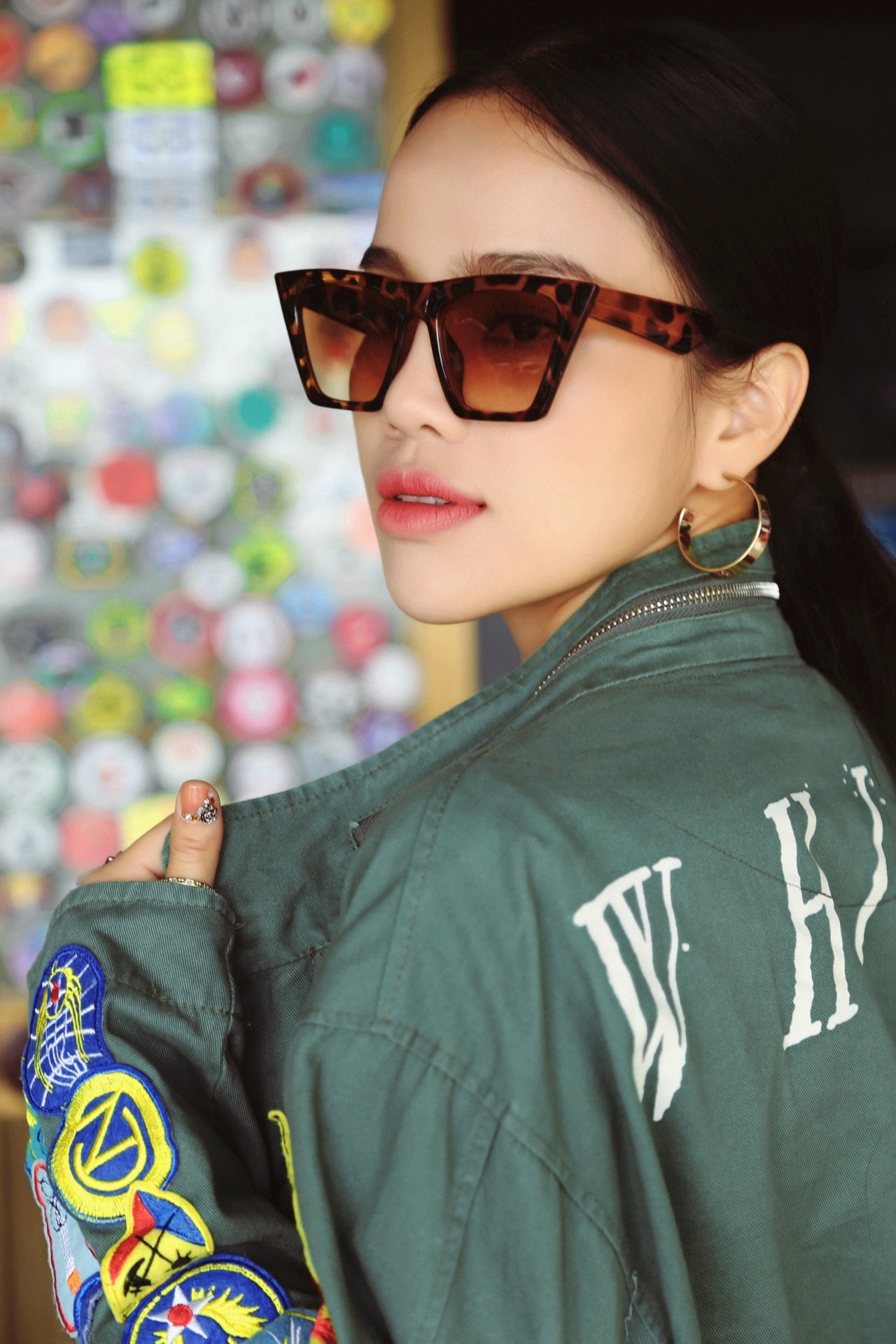 quan-quan-sao-mai-sen-hoang-my-lam-lot-xac-trong-bo-hinh-ca-tinh