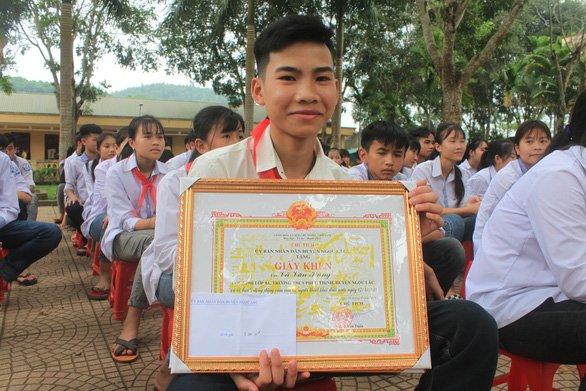 Nam sinh lớp 9 cứu được ba em học sinh lớp 7 đuối nước