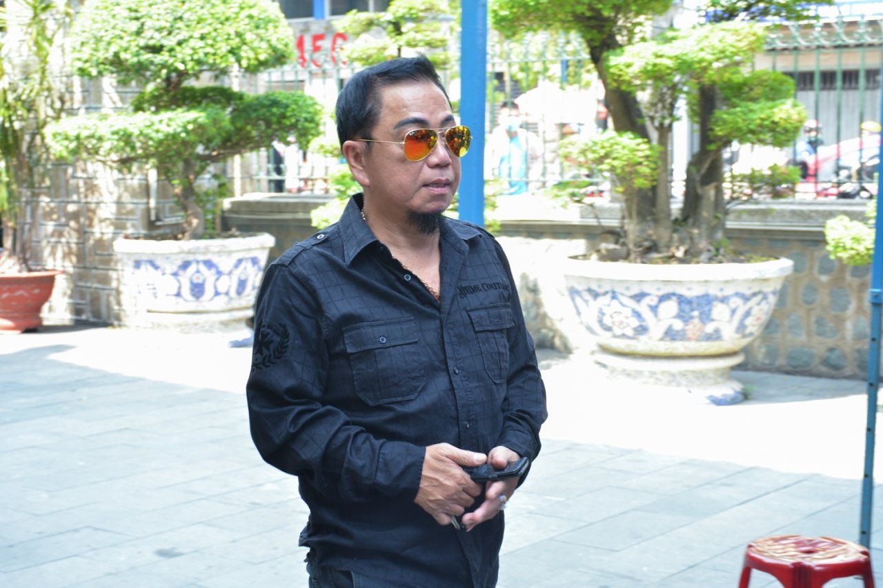 trinh-kim-chi-va-dong-nghiep-khoc-ngat-ben-quan-tai-anh-vu
