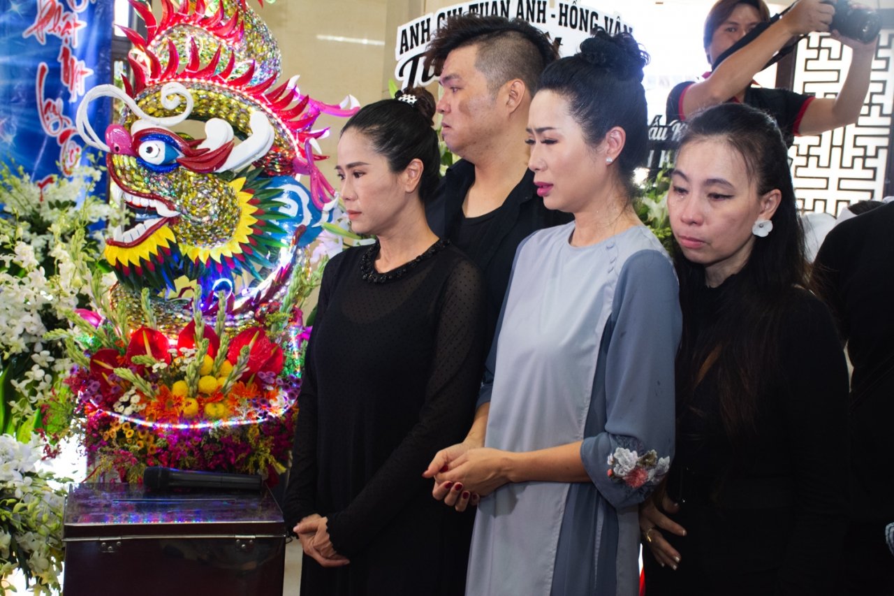 trinh-kim-chi-va-dong-nghiep-khoc-ngat-ben-quan-tai-anh-vu