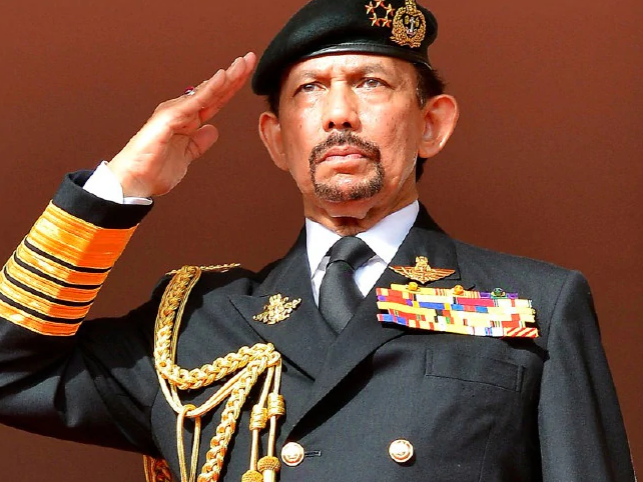 chan-dung-gay-soc-cua-quoc-vuong-brunei-dat-nuoc-ra-luat-nem-da-toi-chet-ha-khac