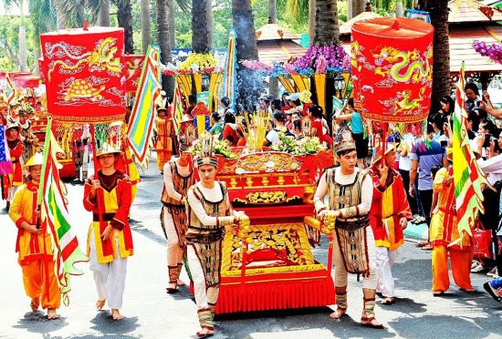 dip-gio-to-hung-vuong-nhieu-nhan-hang-chay-dua-khuyen-mai