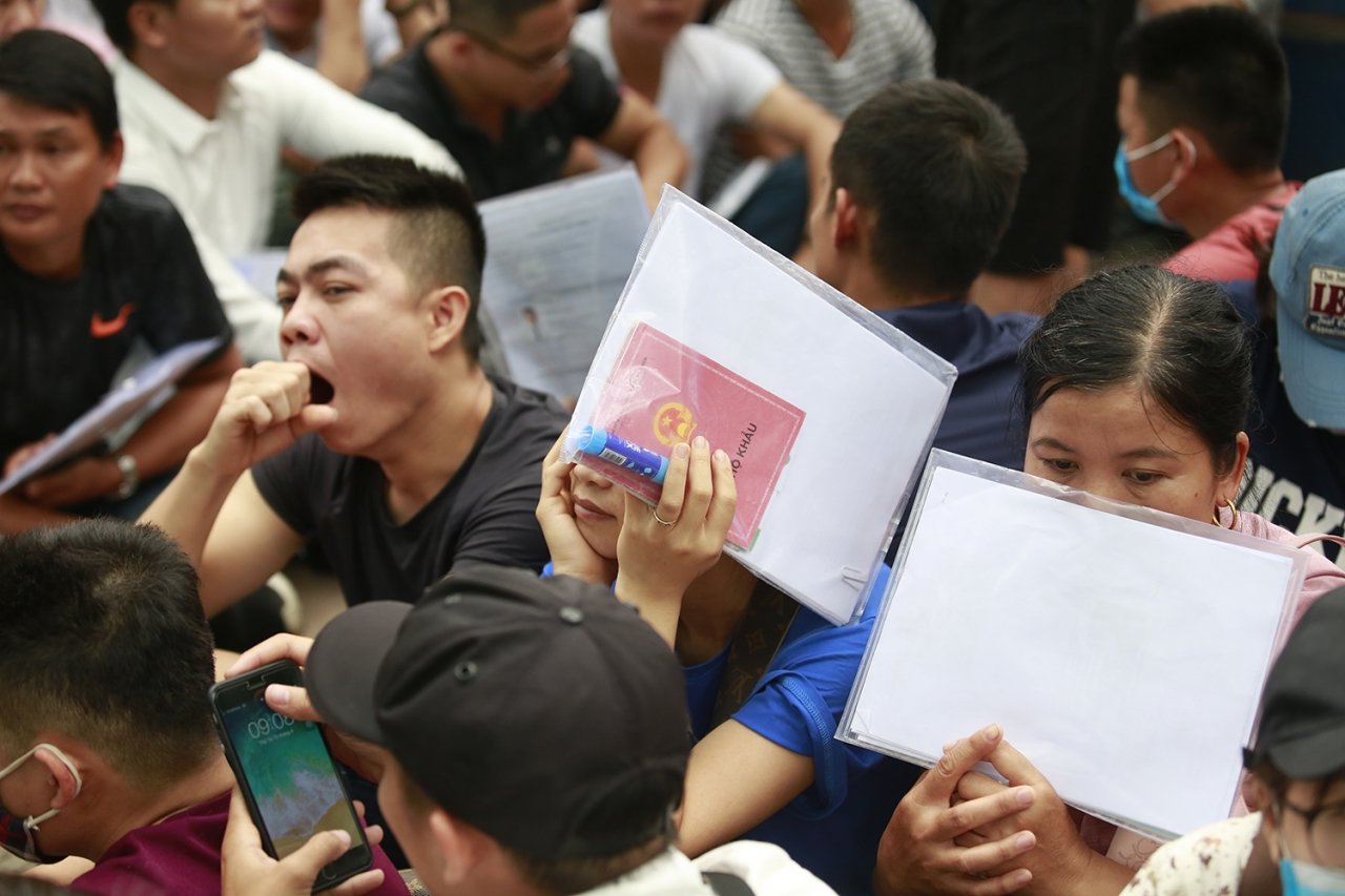 hang-nghin-nguoi-xin-visa-han-quoc-bao-ve-lanh-su-kiem-tra-ca-nguoi-quet-rac