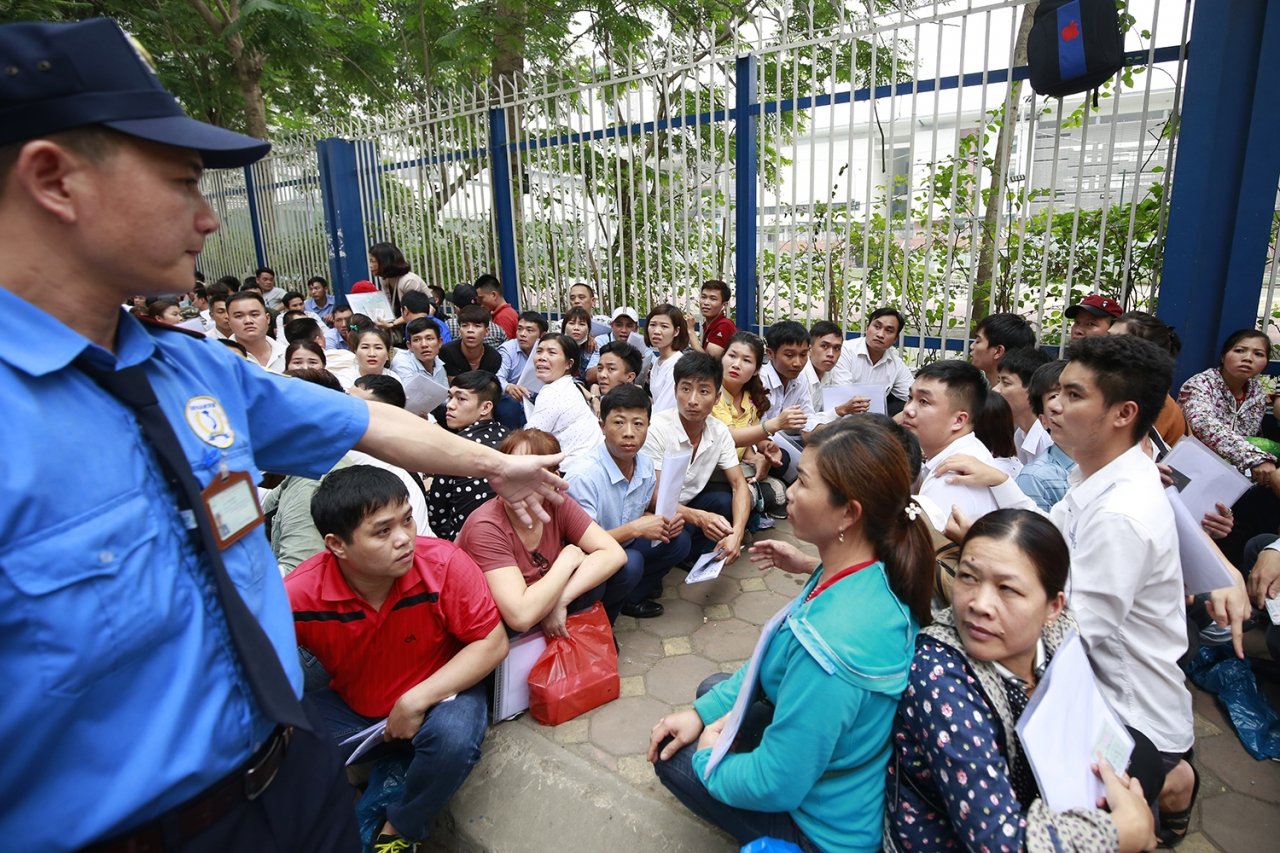 hang-nghin-nguoi-xin-visa-han-quoc-bao-ve-lanh-su-kiem-tra-ca-nguoi-quet-rac