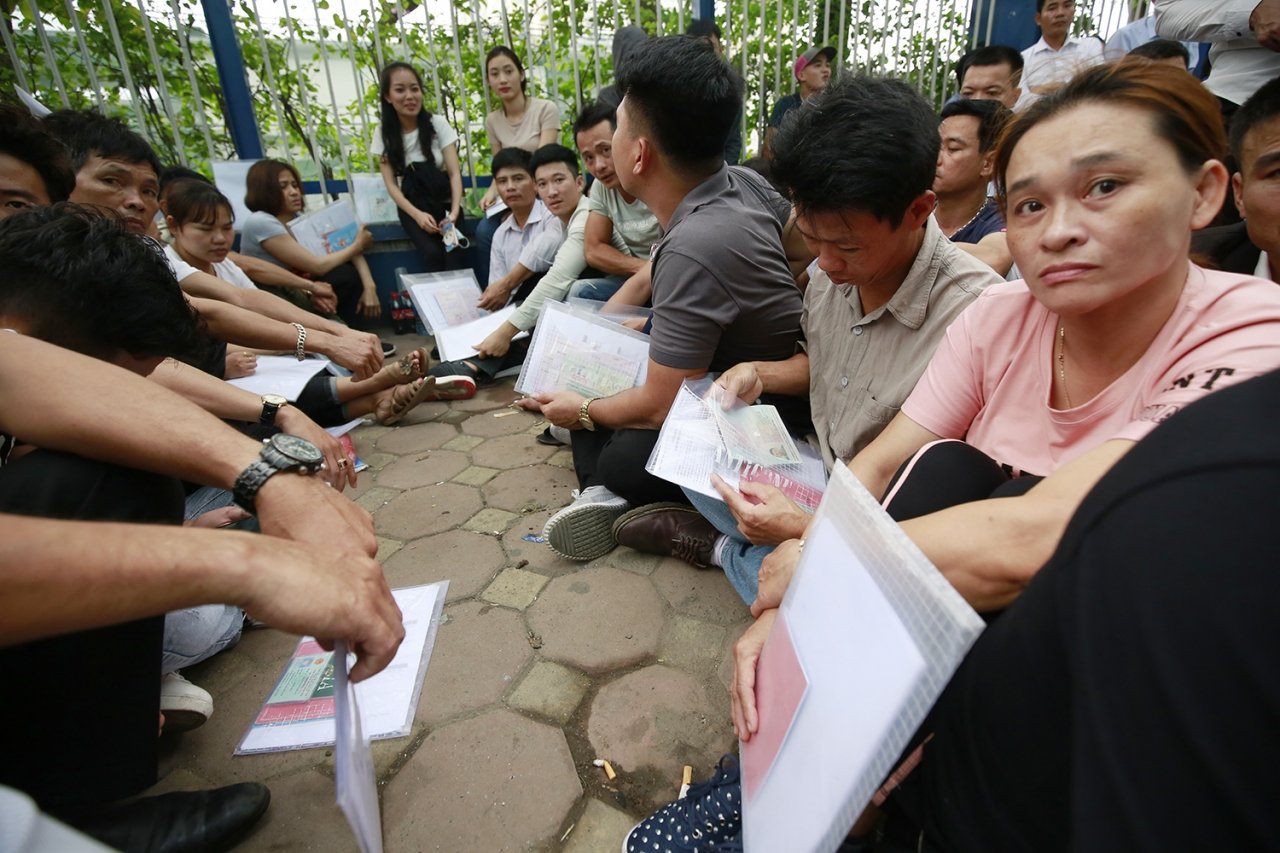 hang-nghin-nguoi-xin-visa-han-quoc-bao-ve-lanh-su-kiem-tra-ca-nguoi-quet-rac