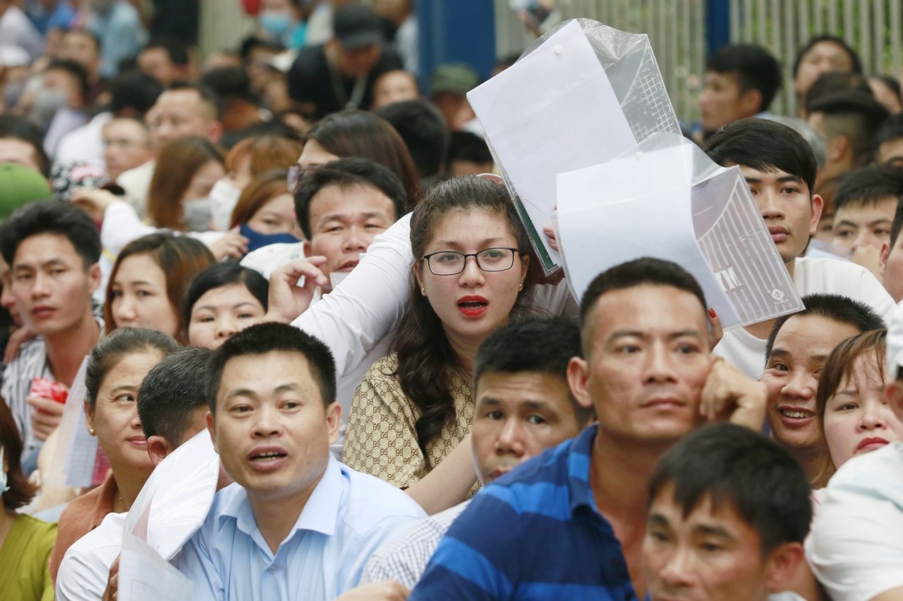 hang-nghin-nguoi-xin-visa-han-quoc-bao-ve-lanh-su-kiem-tra-ca-nguoi-quet-rac