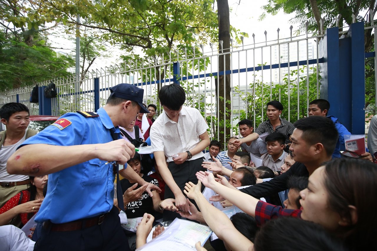 hang-nghin-nguoi-xin-visa-han-quoc-bao-ve-lanh-su-kiem-tra-ca-nguoi-quet-rac