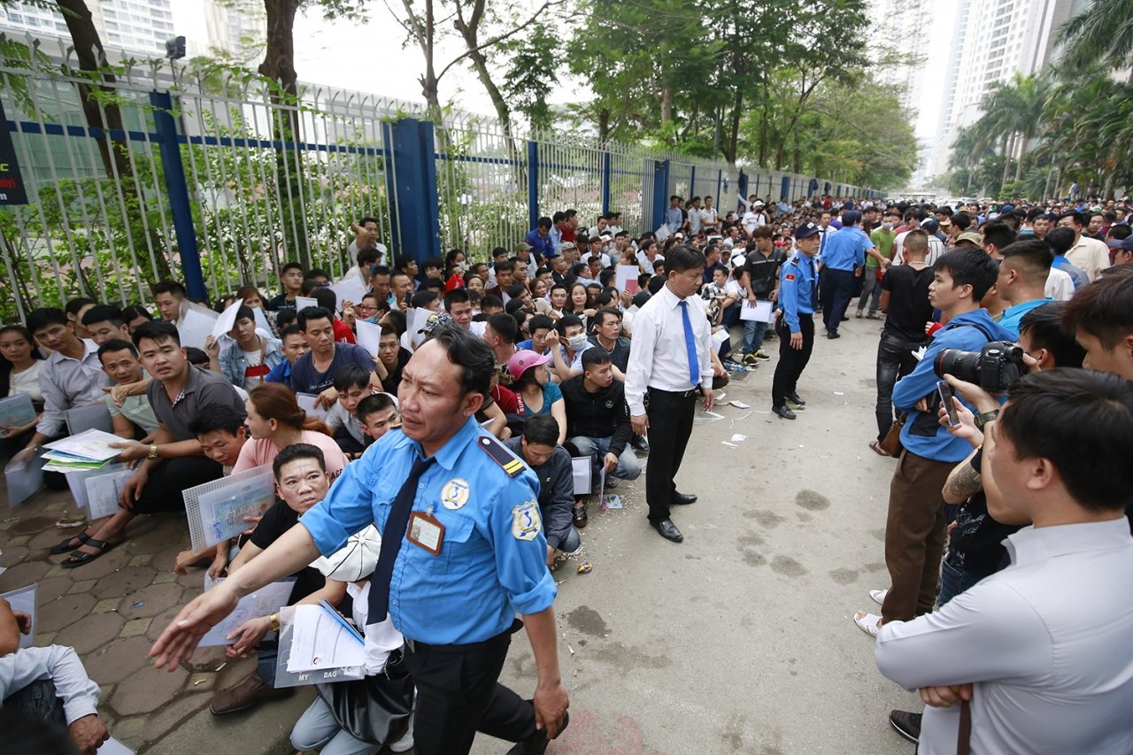 hang-nghin-nguoi-xin-visa-han-quoc-bao-ve-lanh-su-kiem-tra-ca-nguoi-quet-rac
