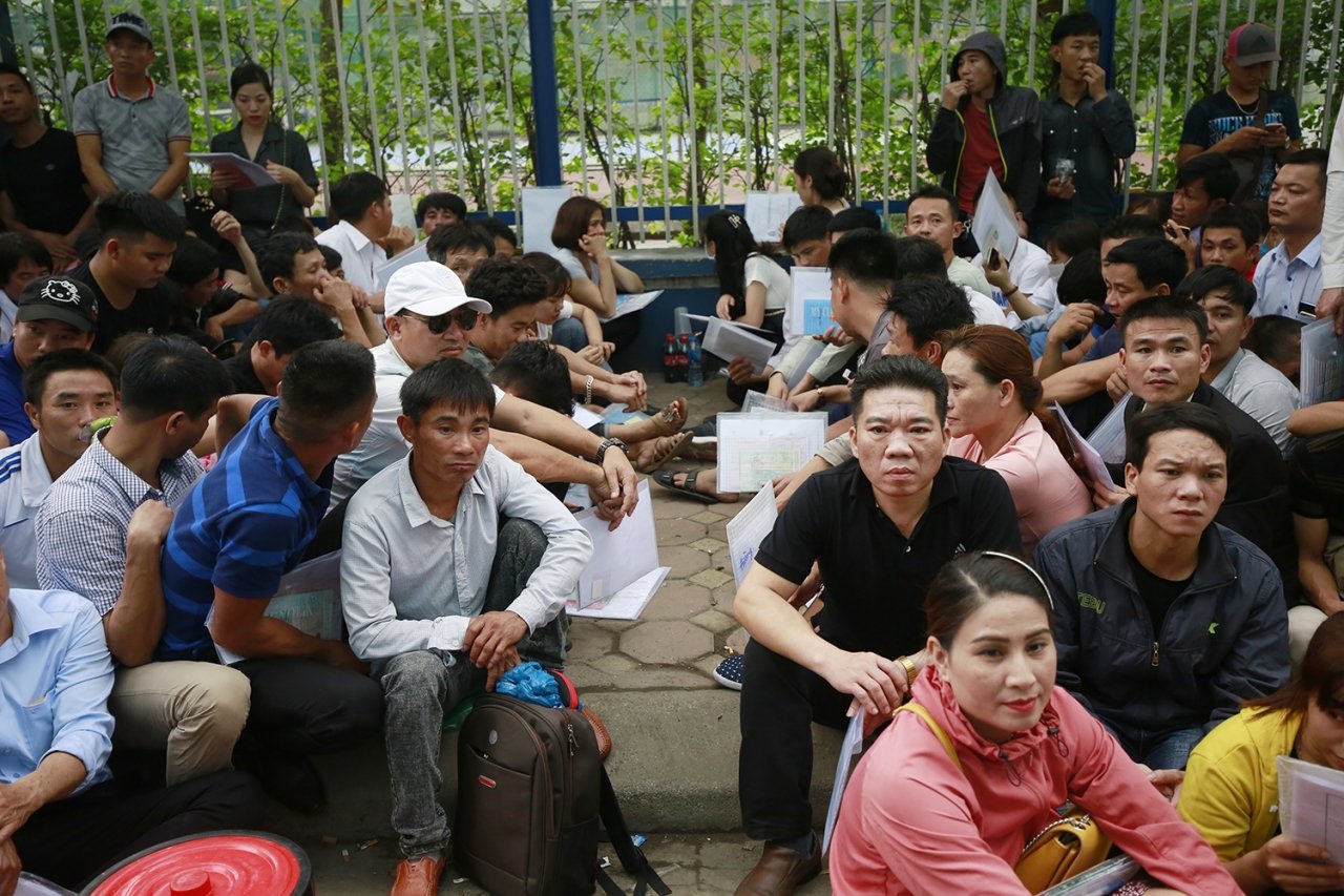 hang-nghin-nguoi-xin-visa-han-quoc-bao-ve-lanh-su-kiem-tra-ca-nguoi-quet-rac