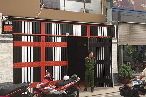 Cảnh sát khám xét nhà Phúc XO. Ảnh: Q.T