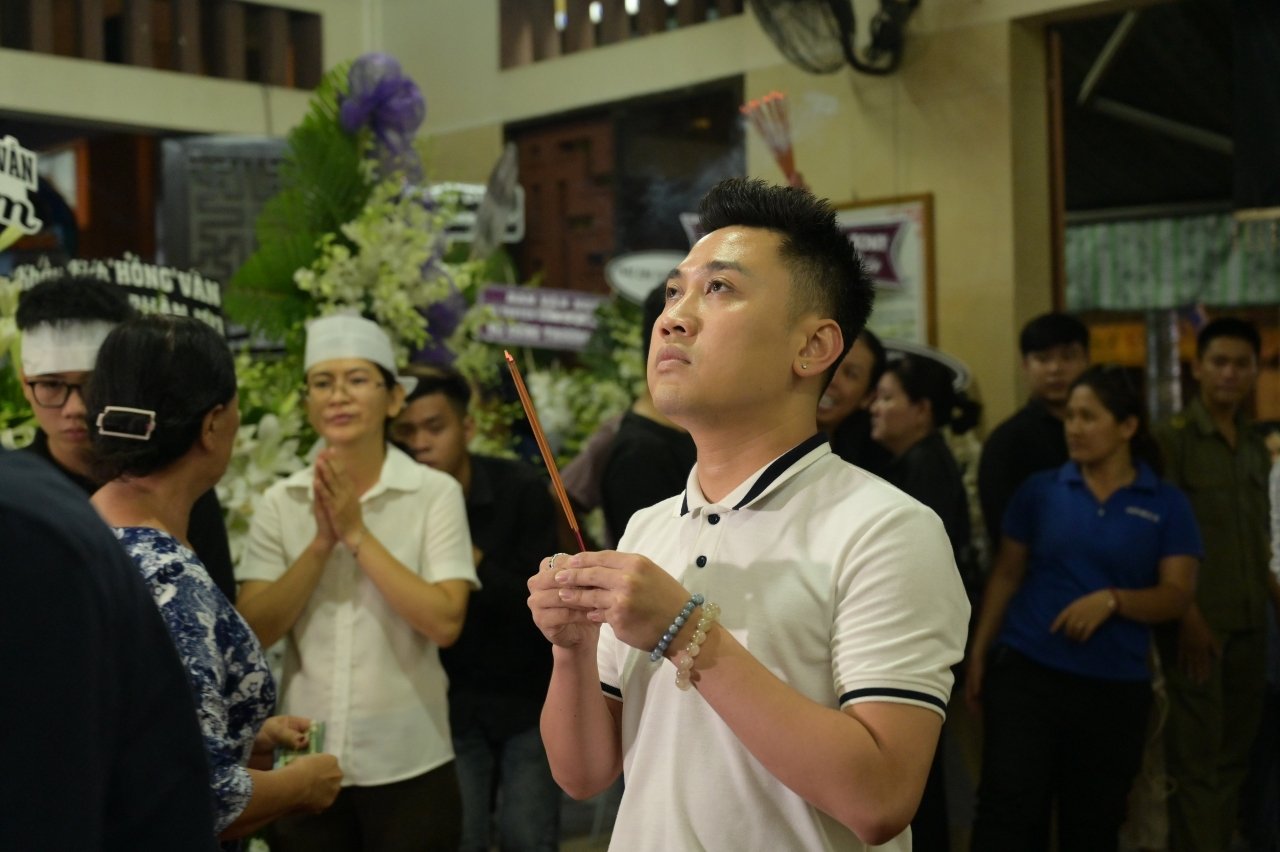 sao-viet-thuong-tiec-nghe-si-hai-anh-vu