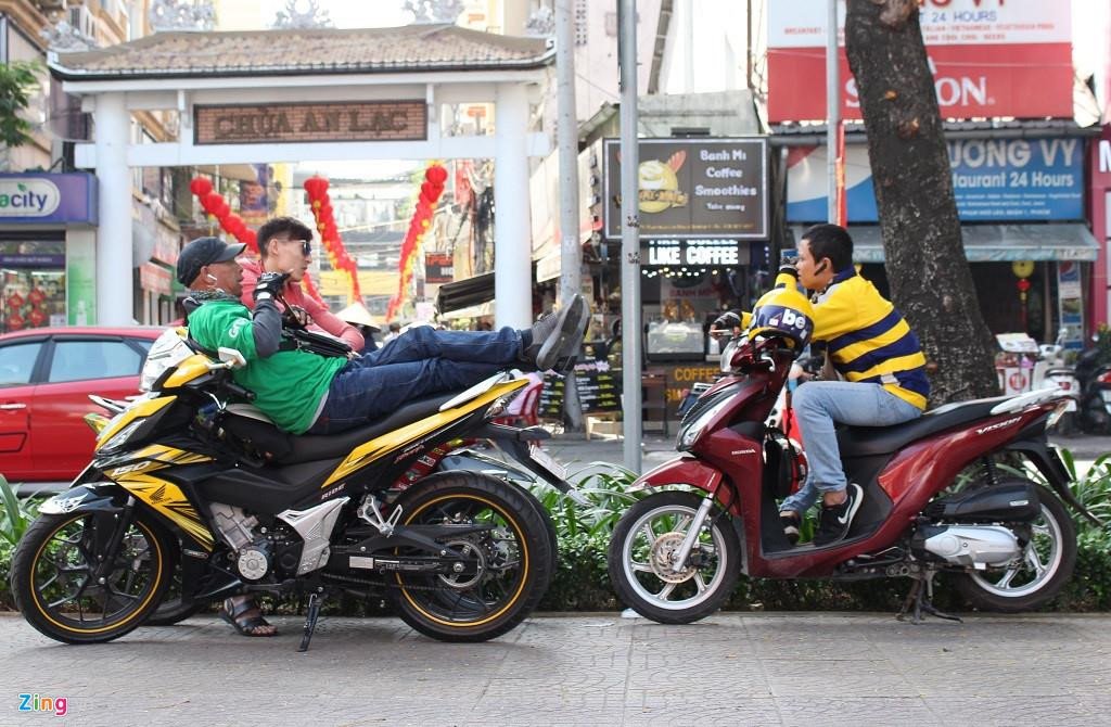 tai-xe-be-gian-lan-cuoc-xe-ao-de-lay-thuong