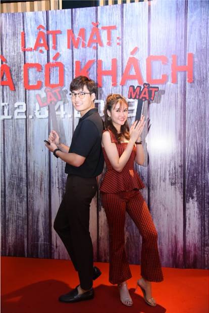 dan-dien-vien-lat-mat-nha-co-khach-the-hien-ca-khuc-chu-de-trong-hop-bao
