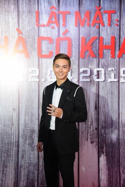 dan-dien-vien-lat-mat-nha-co-khach-the-hien-ca-khuc-chu-de-trong-hop-bao