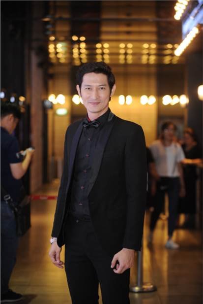 dan-dien-vien-lat-mat-nha-co-khach-the-hien-ca-khuc-chu-de-trong-hop-bao