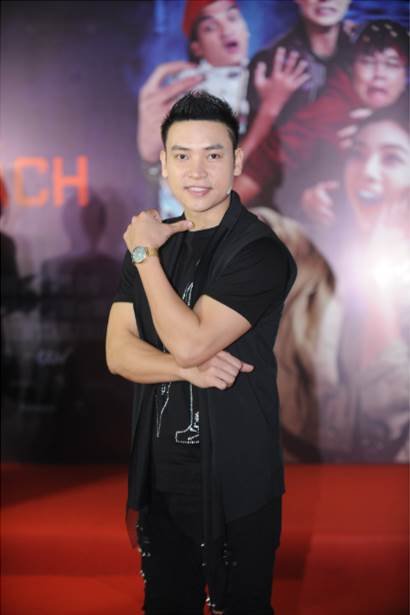 dan-dien-vien-lat-mat-nha-co-khach-the-hien-ca-khuc-chu-de-trong-hop-bao