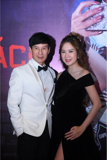 dan-dien-vien-lat-mat-nha-co-khach-the-hien-ca-khuc-chu-de-trong-hop-bao