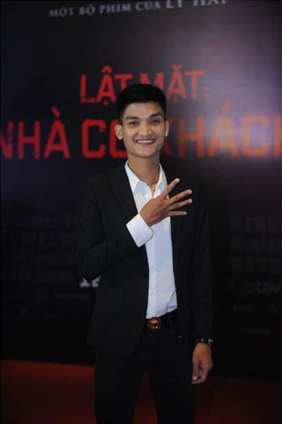 dan-dien-vien-lat-mat-nha-co-khach-the-hien-ca-khuc-chu-de-trong-hop-bao