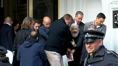 nha-sang-lap-wikileaks-bi-bat-sau-7-nam-tron-trong-su-quan-ecuador
