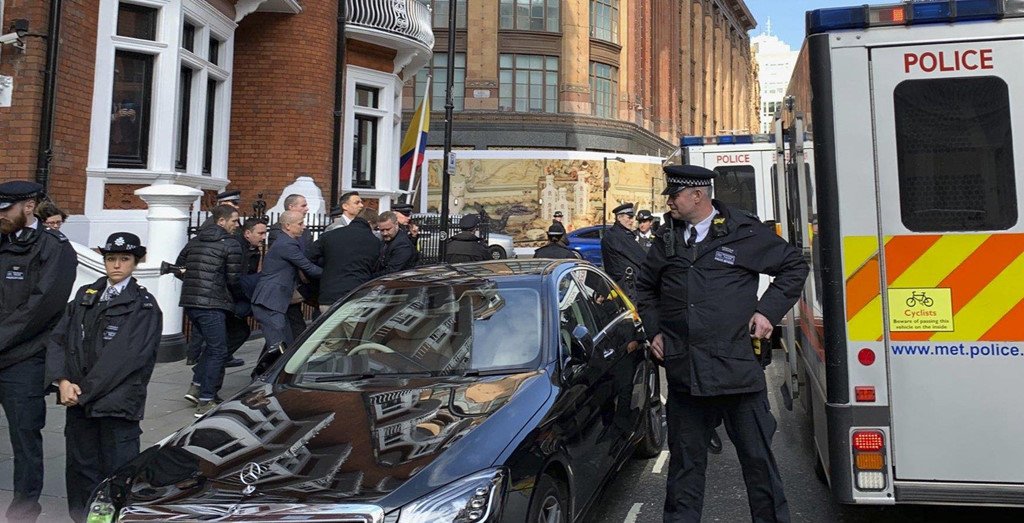 Tu su quan den phong giam, so phan nao cho Assange? hinh anh 2 