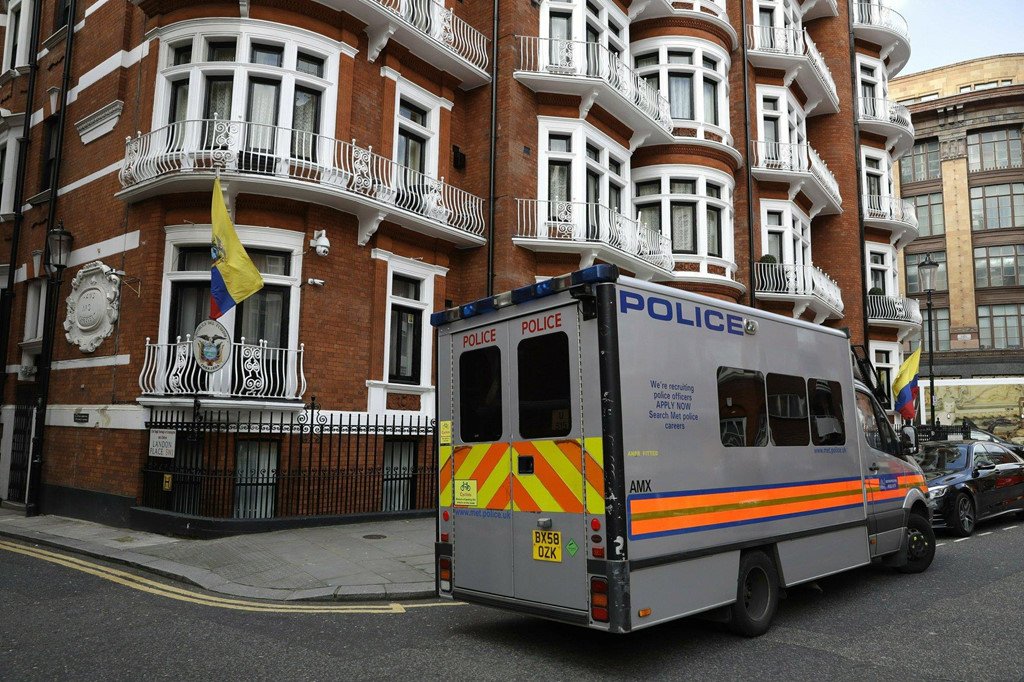 Tu su quan den phong giam, so phan nao cho Assange? hinh anh 3 