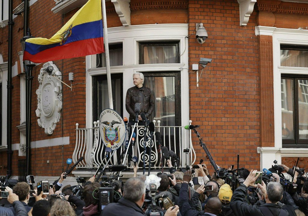 Tu su quan den phong giam, so phan nao cho Assange? hinh anh 4 