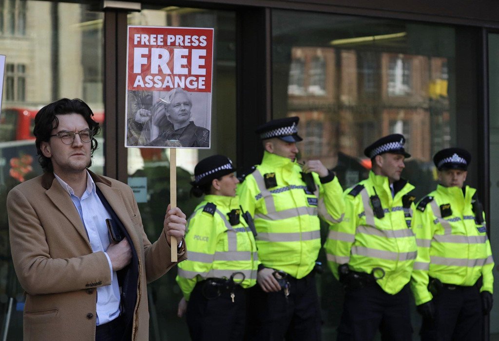 Tu su quan den phong giam, so phan nao cho Assange? hinh anh 9 