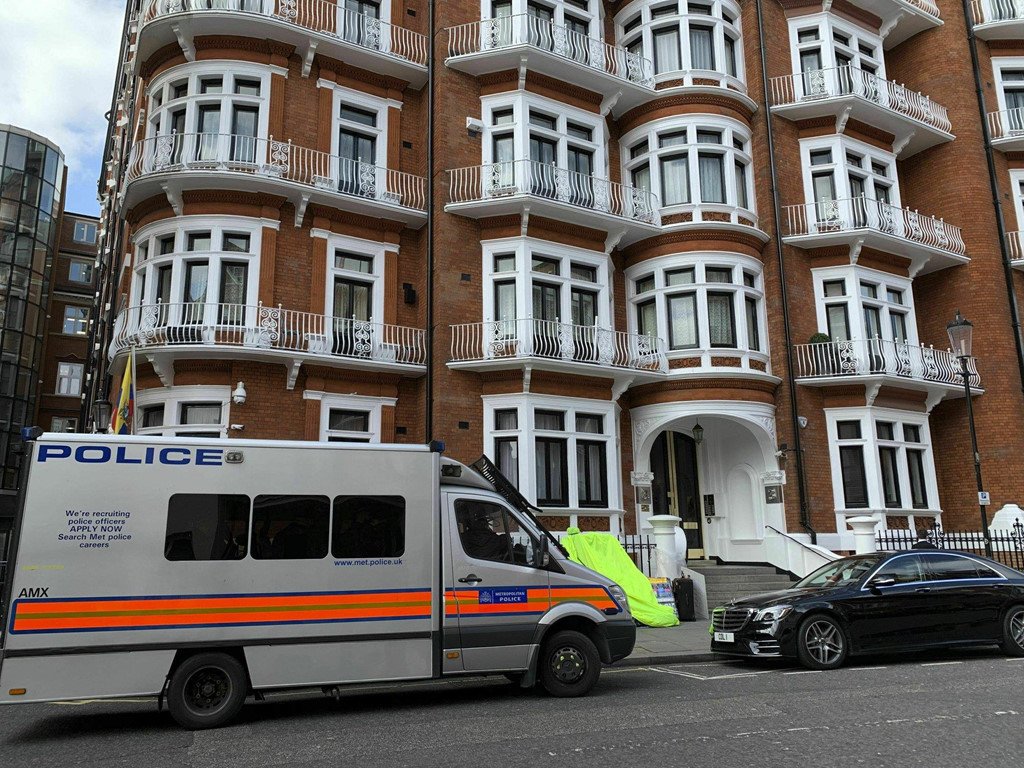 Tu su quan den phong giam, so phan nao cho Assange? hinh anh 7 