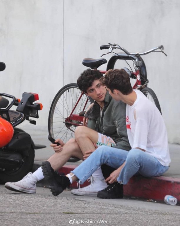 Loạt ảnh bỗng hot nhất hôm nay: Cặp đôi đồng tính đình đám showbiz ôm chầm xúc động, hôn mùi mẫn như phim ngôn tình