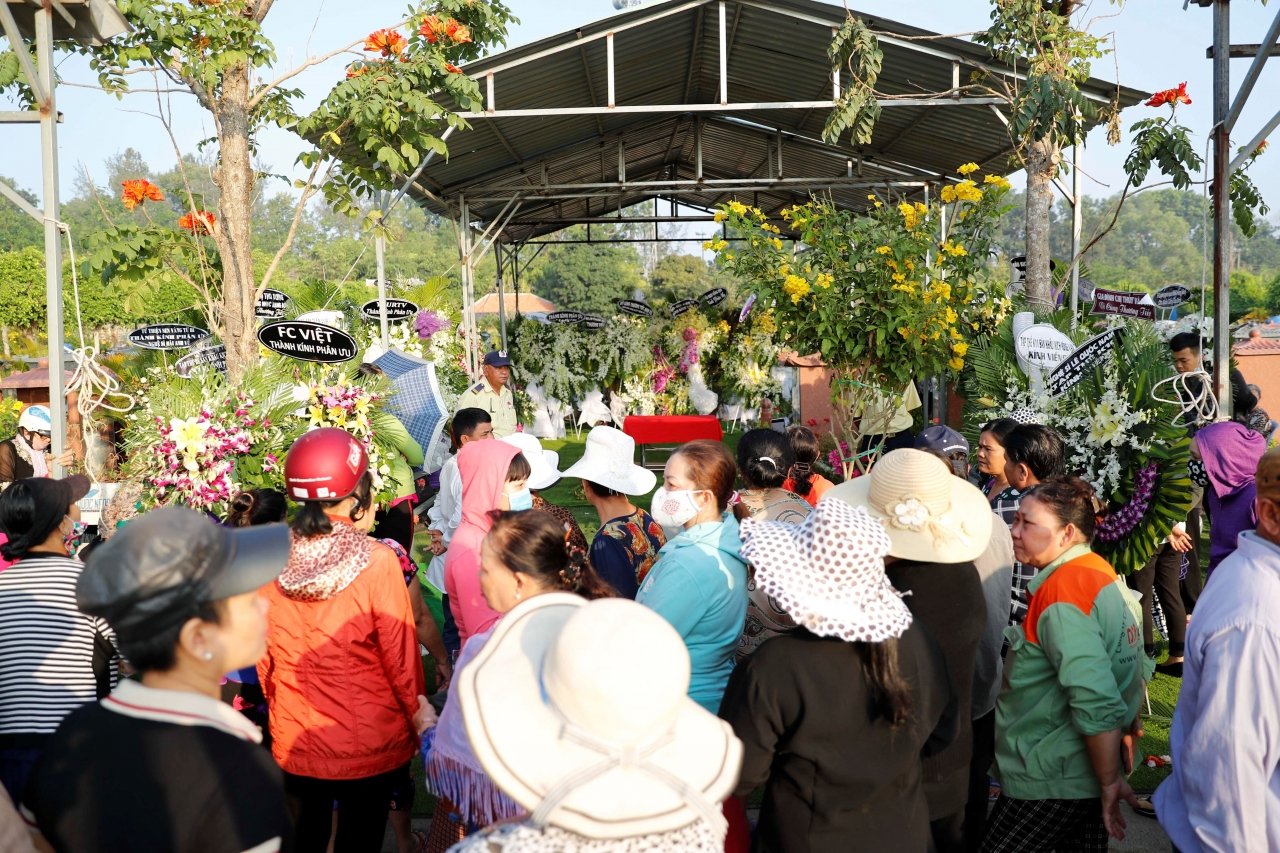 cha-nghe-si-hai-anh-vu-gao-thet-ten-con-trai-trong-le-an-tang