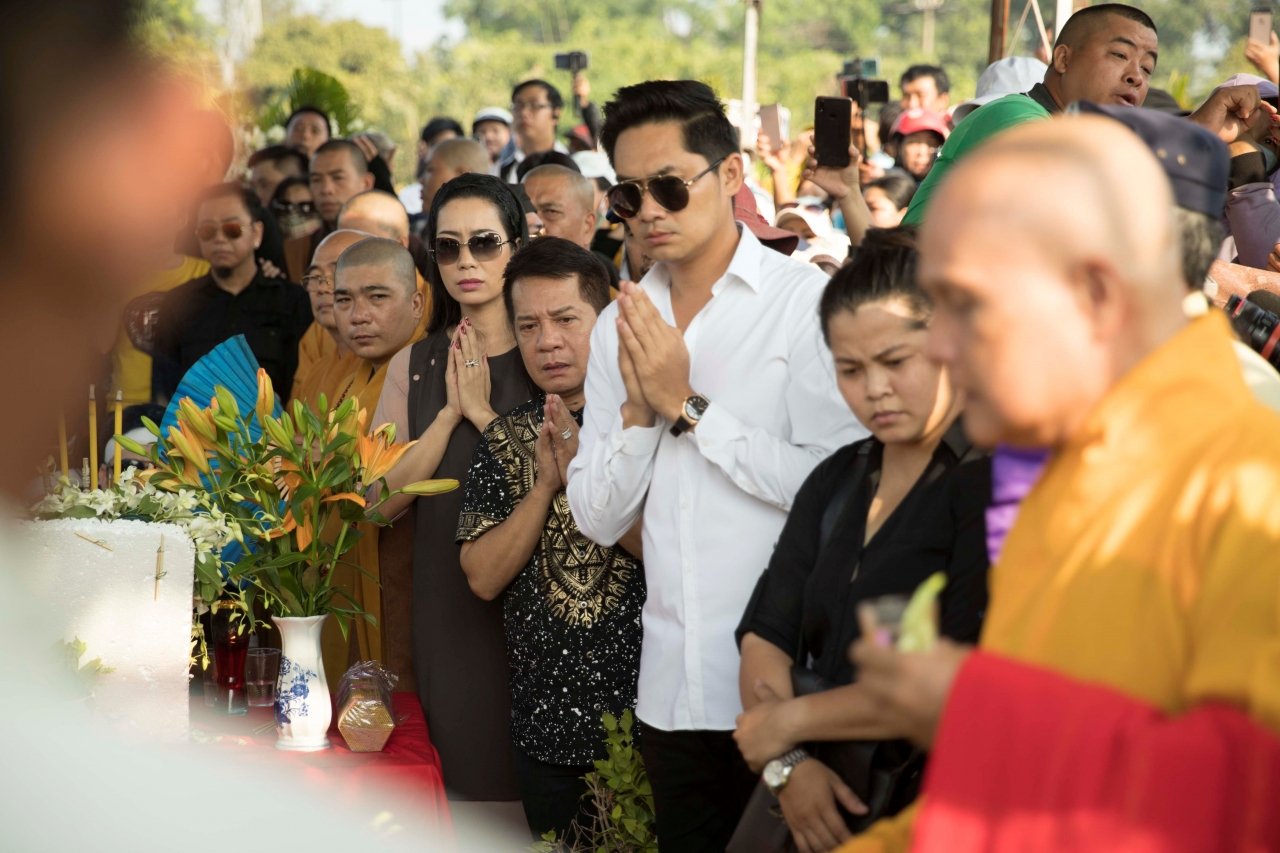 cha-nghe-si-hai-anh-vu-gao-thet-ten-con-trai-trong-le-an-tang