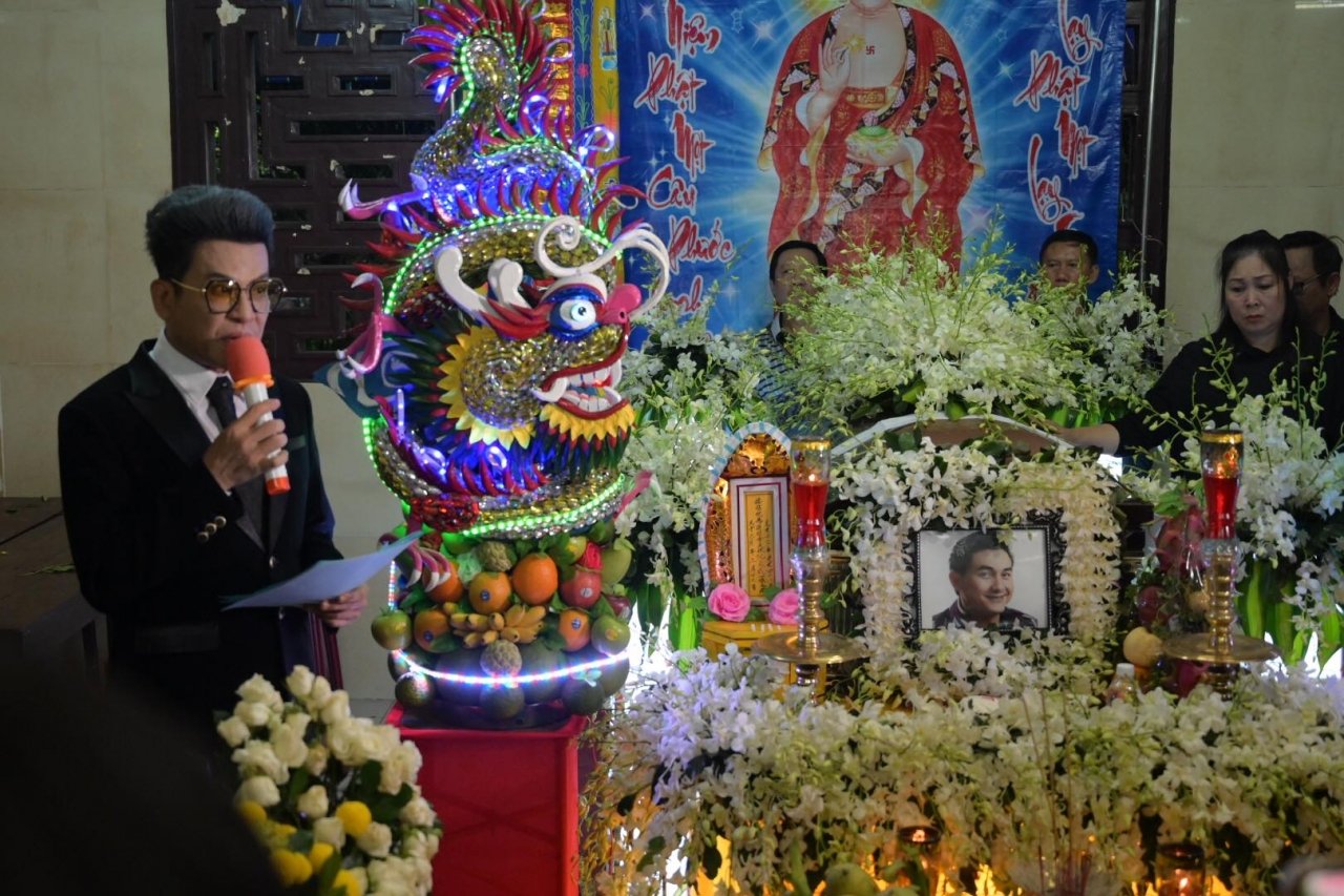 nghe-si-khoc-het-nuoc-mat-tien-dua-dien-vien-hai-anh-vu-ve-noi-an-nghi