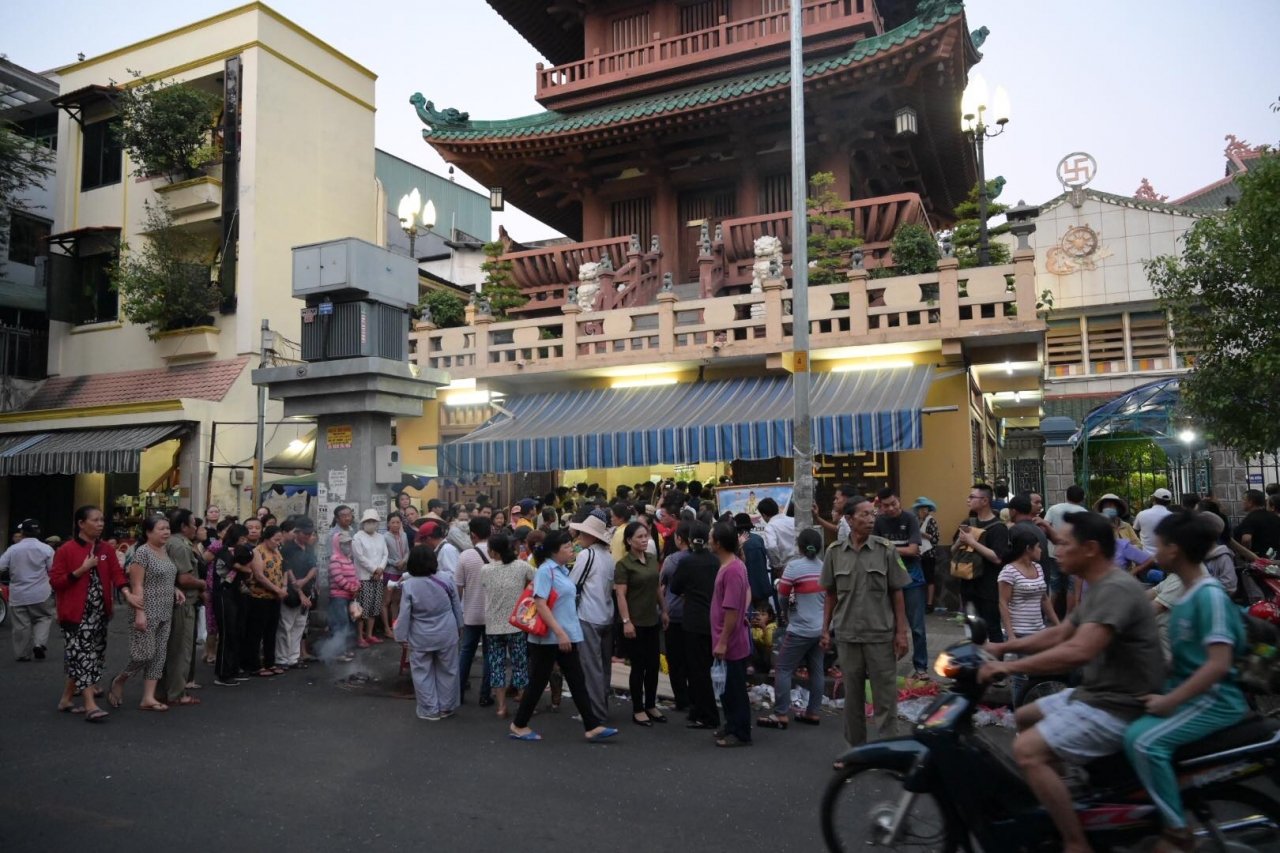 nghe-si-khoc-het-nuoc-mat-tien-dua-dien-vien-hai-anh-vu-ve-noi-an-nghi