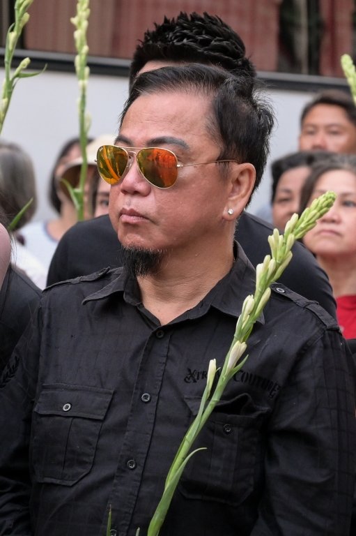 nghe-si-khoc-het-nuoc-mat-tien-dua-dien-vien-hai-anh-vu-ve-noi-an-nghi