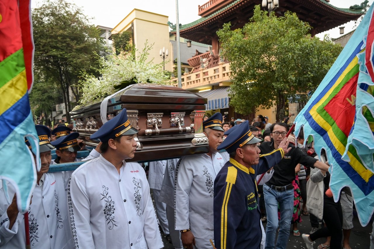 nghe-si-khoc-het-nuoc-mat-tien-dua-dien-vien-hai-anh-vu-ve-noi-an-nghi
