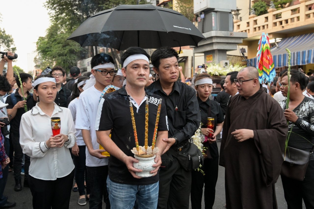 nghe-si-khoc-het-nuoc-mat-tien-dua-dien-vien-hai-anh-vu-ve-noi-an-nghi