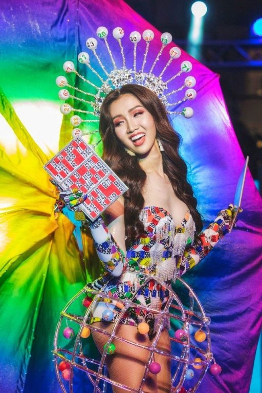 Những cuộc tình trái ngang của mỹ nhân đồng tính kế vị Hương Giang Idol