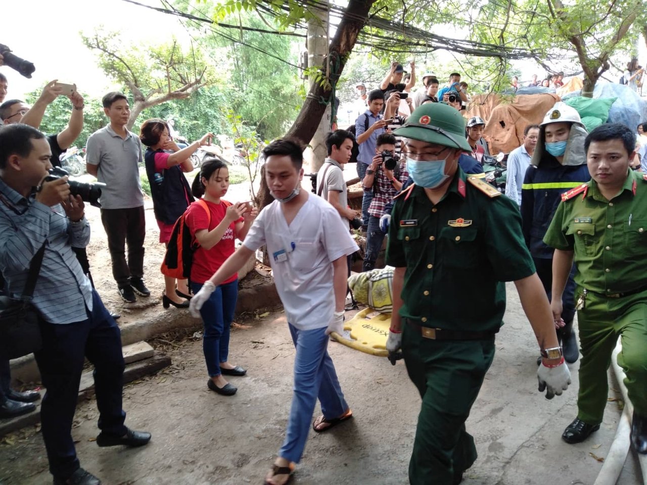 truc-tiep-chay-lon-o-ha-noi-8-nguoi-thuong-vong-phun-nuoc-lam-mat-tim-kiem-nguoi-mat-tich