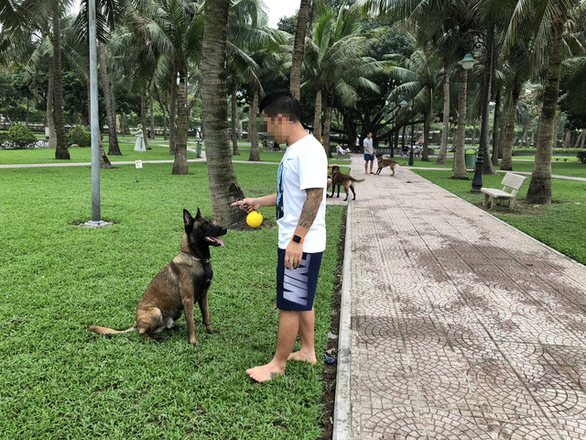 Huấn luyện chó dữ ở… công viên, người đi dạo 'phát khiếp'