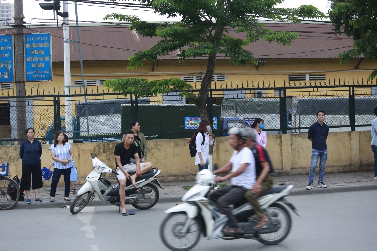 ben-xe-vang-ve-ngoai-duong-xe-khach-bo-tren-duong-bat-khach