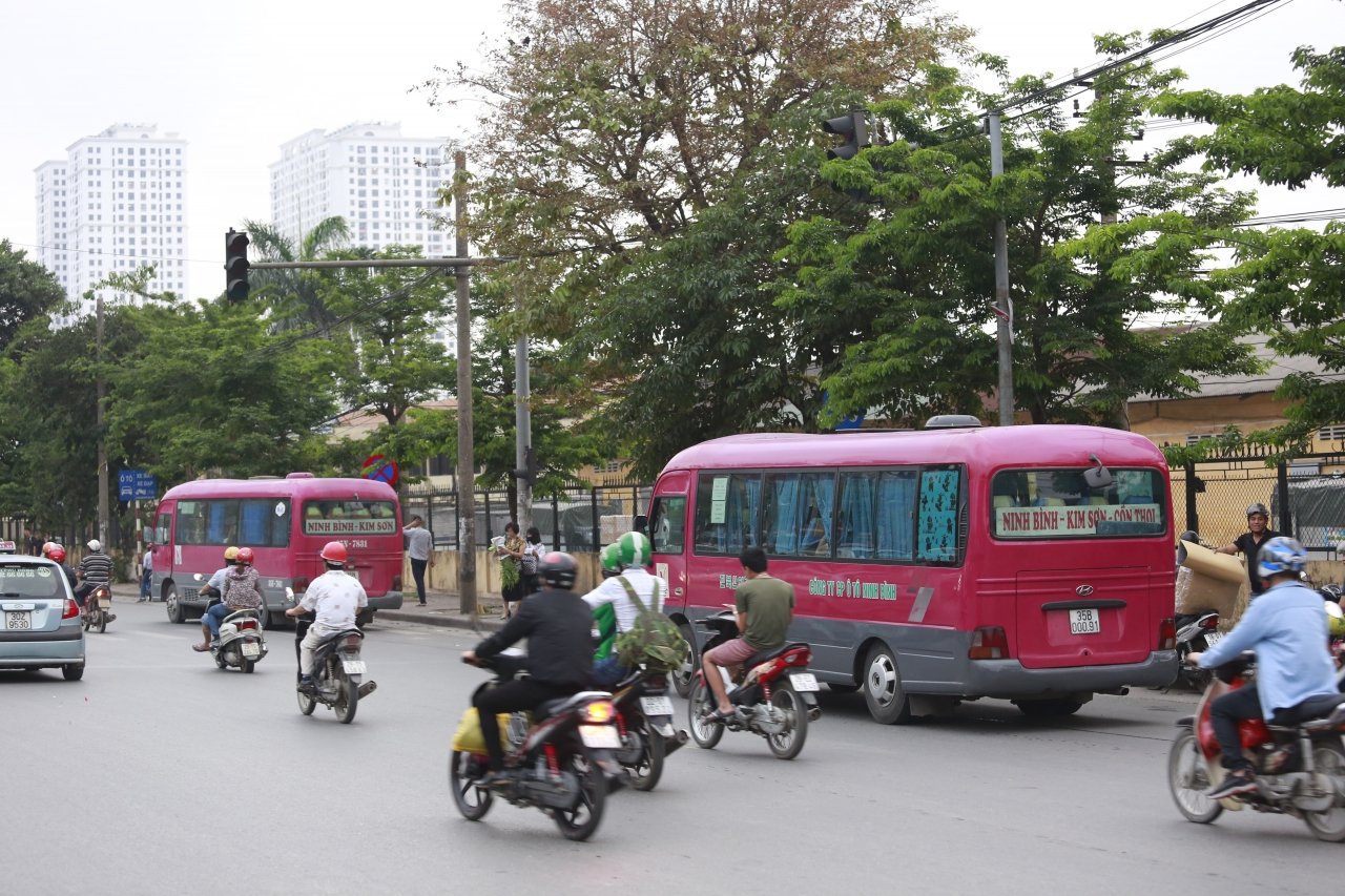 ben-xe-vang-ve-ngoai-duong-xe-khach-bo-tren-duong-bat-khach