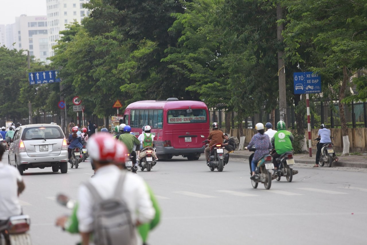 ben-xe-vang-ve-ngoai-duong-xe-khach-bo-tren-duong-bat-khach