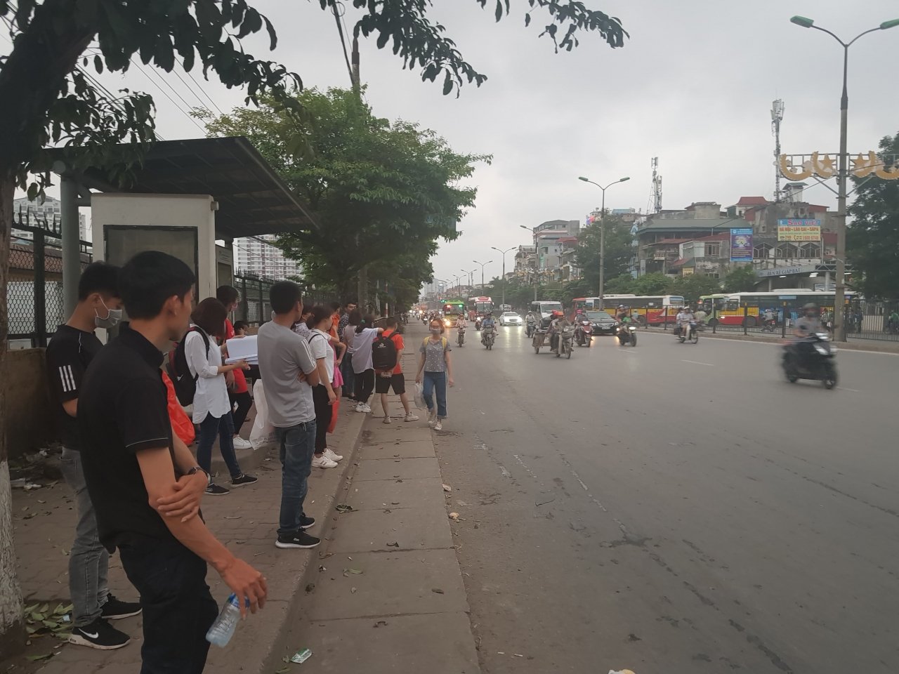ben-xe-vang-ve-ngoai-duong-xe-khach-bo-tren-duong-bat-khach