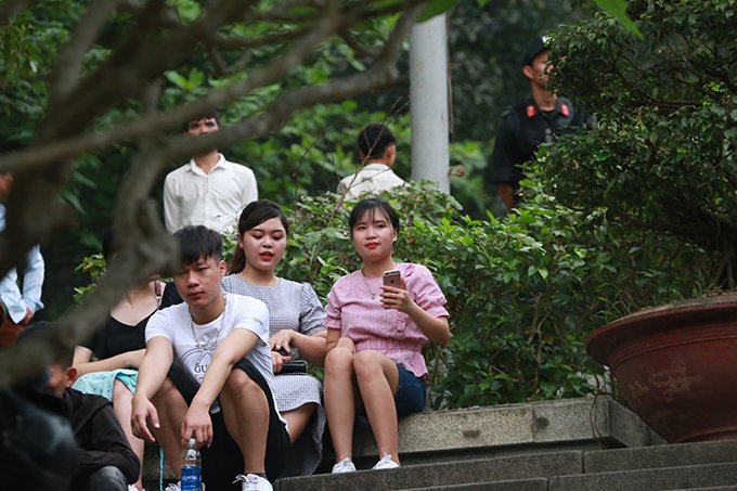 nhieu-nguoi-bo-ngoai-tai-lenh-cam-an-mac-phan-cam-di-le-den-hung
