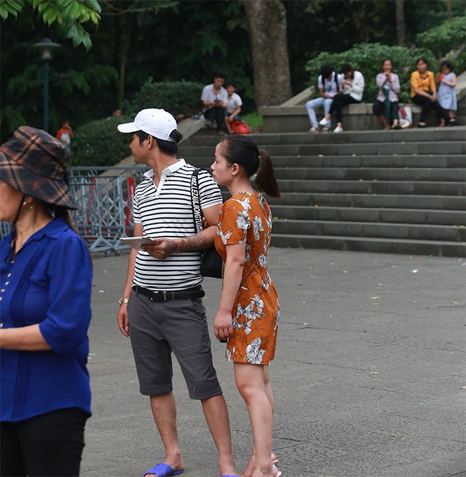 nhieu-nguoi-bo-ngoai-tai-lenh-cam-an-mac-phan-cam-di-le-den-hung