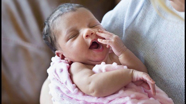 Sắp sửa qua đời vì bệnh ung thư, cựu y tá tiết lộ sự thật gây sốc: Từng hoán đổi gần 5.000 trẻ sơ sinh cho vui