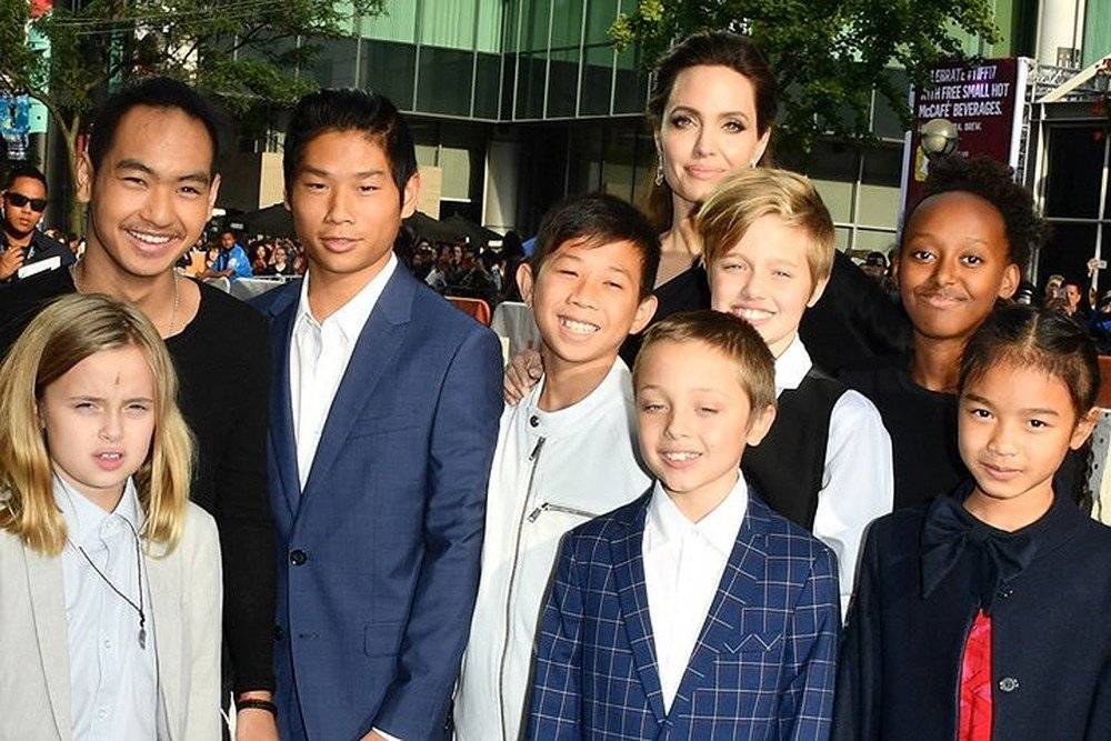 Angelina Jolie và Brad Pitt chính thức trở thành người độc thân