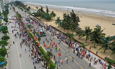 Những nữ vũ công bốc lửa trên đường phố Sầm Sơn