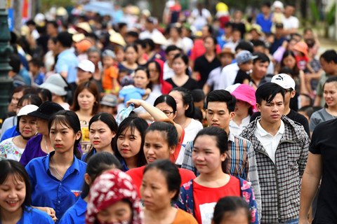 Những nữ vũ công bốc lửa trên đường phố Sầm Sơn