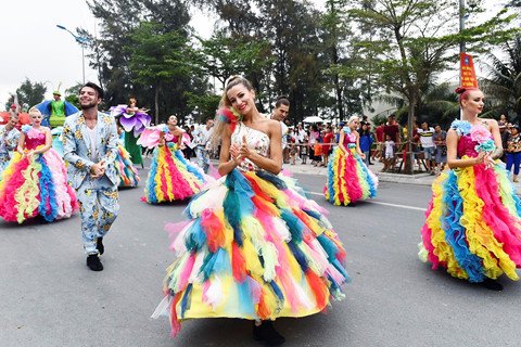 Những nữ vũ công bốc lửa trên đường phố Sầm Sơn